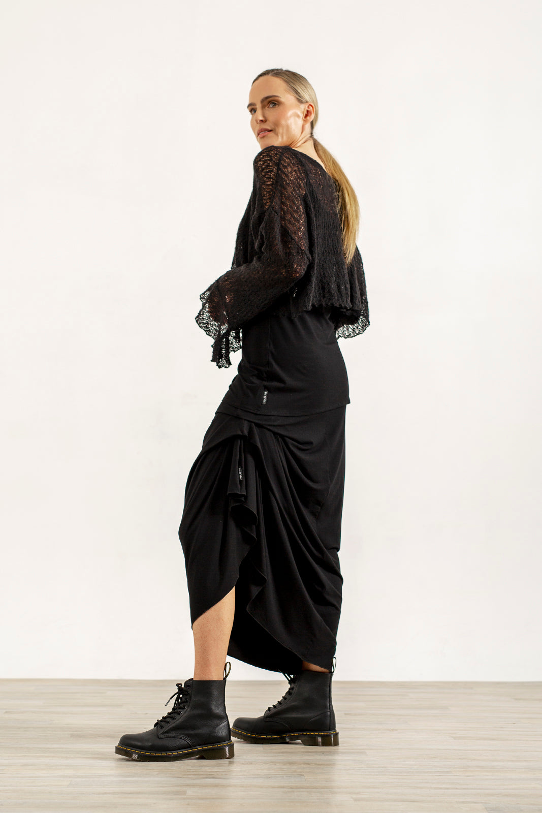 Alina Italian Wool crop jumper ( black)